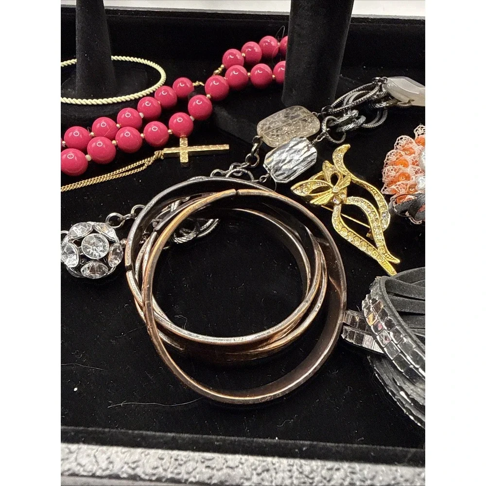 Vintage Lot of 15 Necklaces, Bracelets, Earrings And/or Brooches‎ See Pics